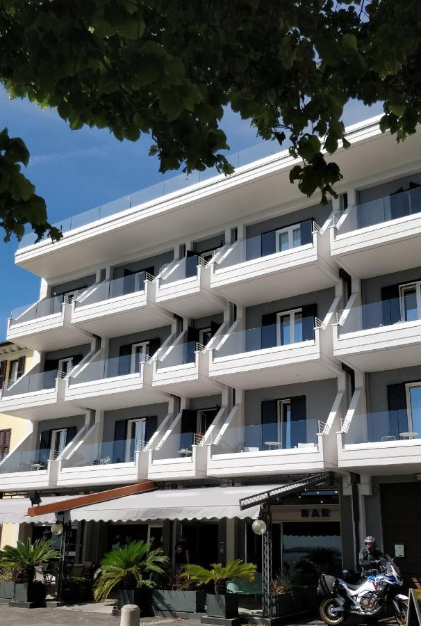Hotel Riviera Дезенцано-дель-Гарда Экстерьер фото
