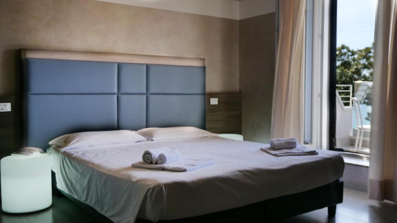 Hotel Riviera Дезенцано-дель-Гарда Экстерьер фото