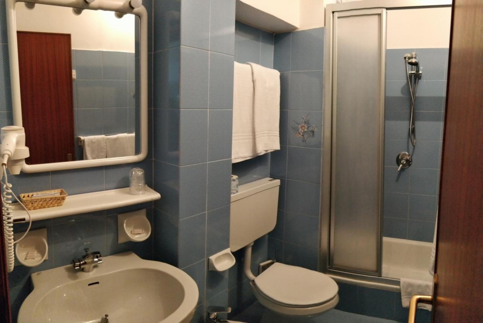 Hotel Riviera Дезенцано-дель-Гарда Номер фото