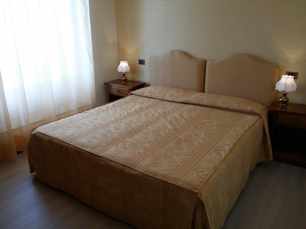 Hotel Riviera Дезенцано-дель-Гарда Экстерьер фото