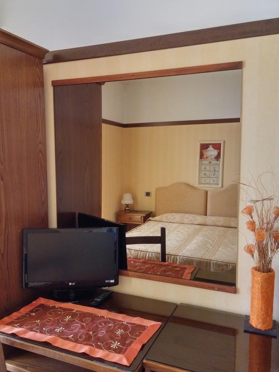 Hotel Riviera Дезенцано-дель-Гарда Экстерьер фото