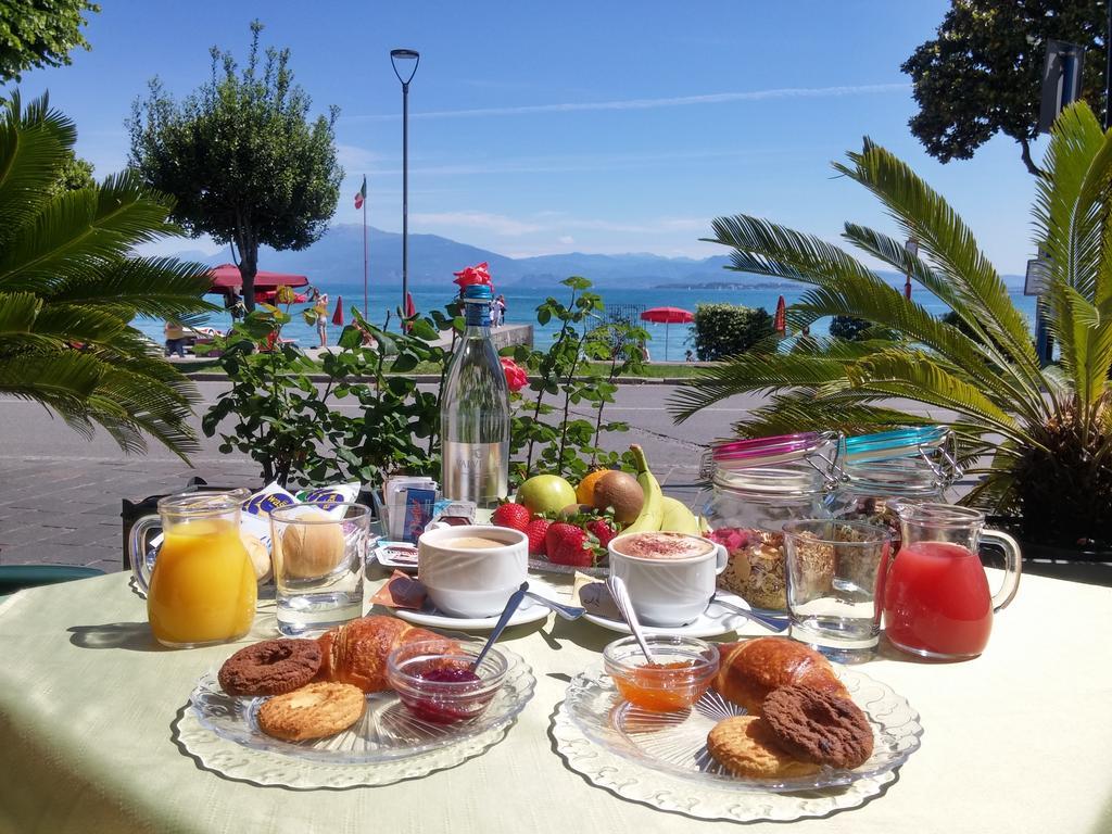 Hotel Riviera Дезенцано-дель-Гарда Экстерьер фото