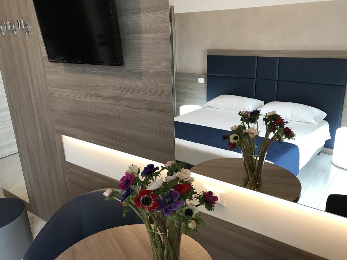 Hotel Riviera Дезенцано-дель-Гарда Экстерьер фото