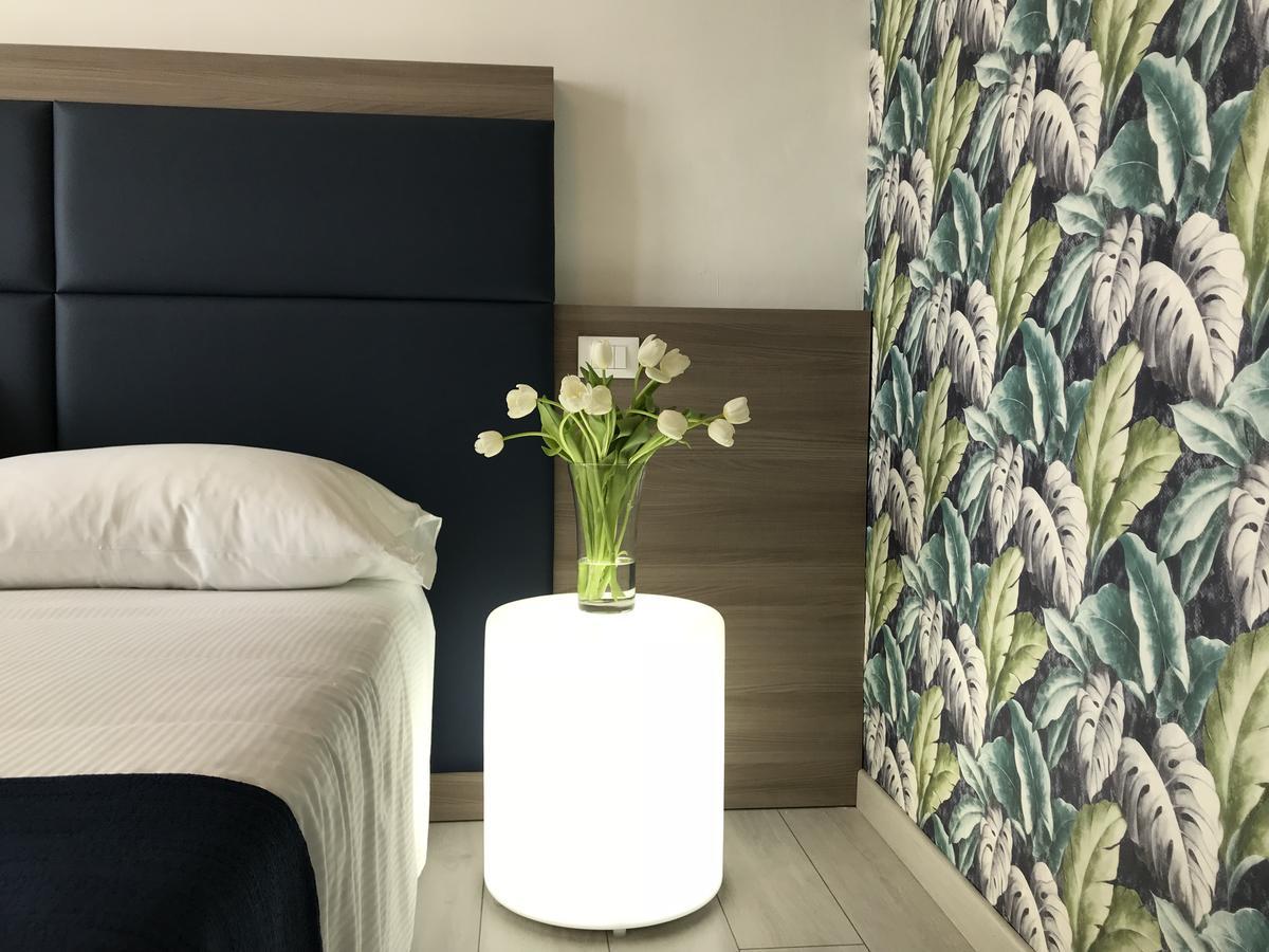 Hotel Riviera Дезенцано-дель-Гарда Экстерьер фото